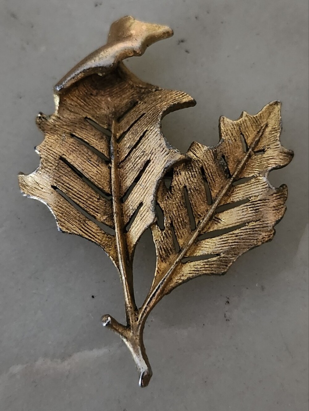 Vtg Textured Gold Tone Double Leaf Brooch